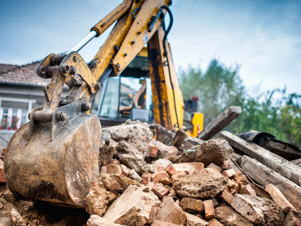 Grapple attachment sorting broken concrete and demolition debris